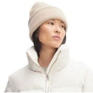 Everlane Felted Merino Wool Beanie Hat in Heathered Oat NWT- Giftable !